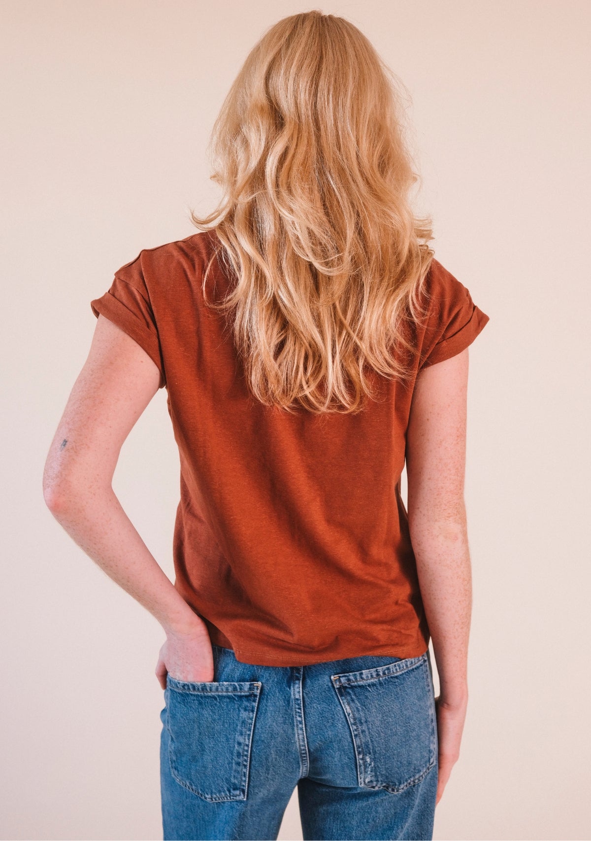 Women's Hemp Tee in the rich color Pecan is made from a blend of Hemp and Organic Cotton Jersey sizex XS-3X Made in America Sustainable Women's Tee
