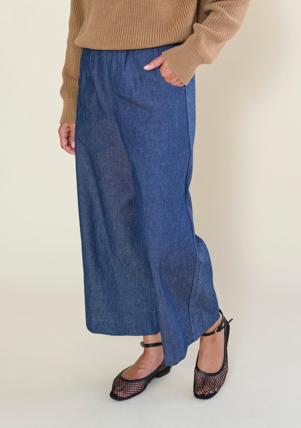 Woman wearing Poplinen Nin blue denim wide leg pants with a relaxed cropped fit